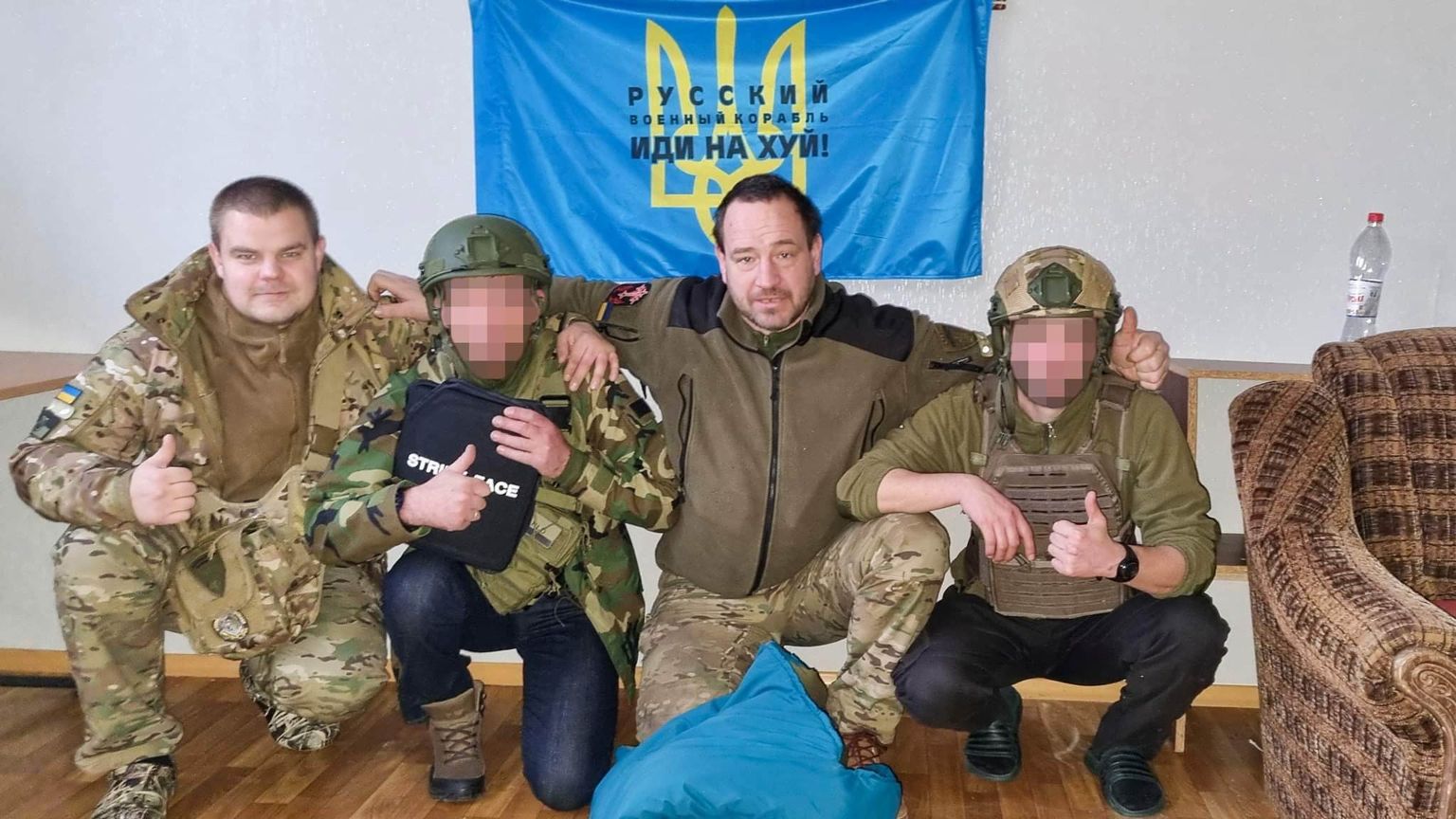 MTÜ Pariisi Moto asutajad Raivo Olev (vasakul) ja Martin Tanning koos Ukraina sõduritega Ida-Ukrainas.