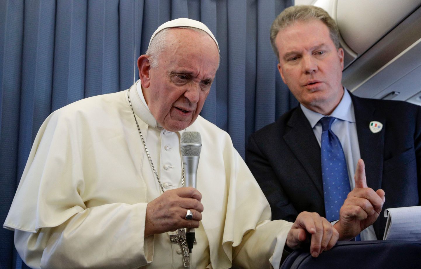 Paavst Fransiscus ja tema pressiesindaja Greg Burke.