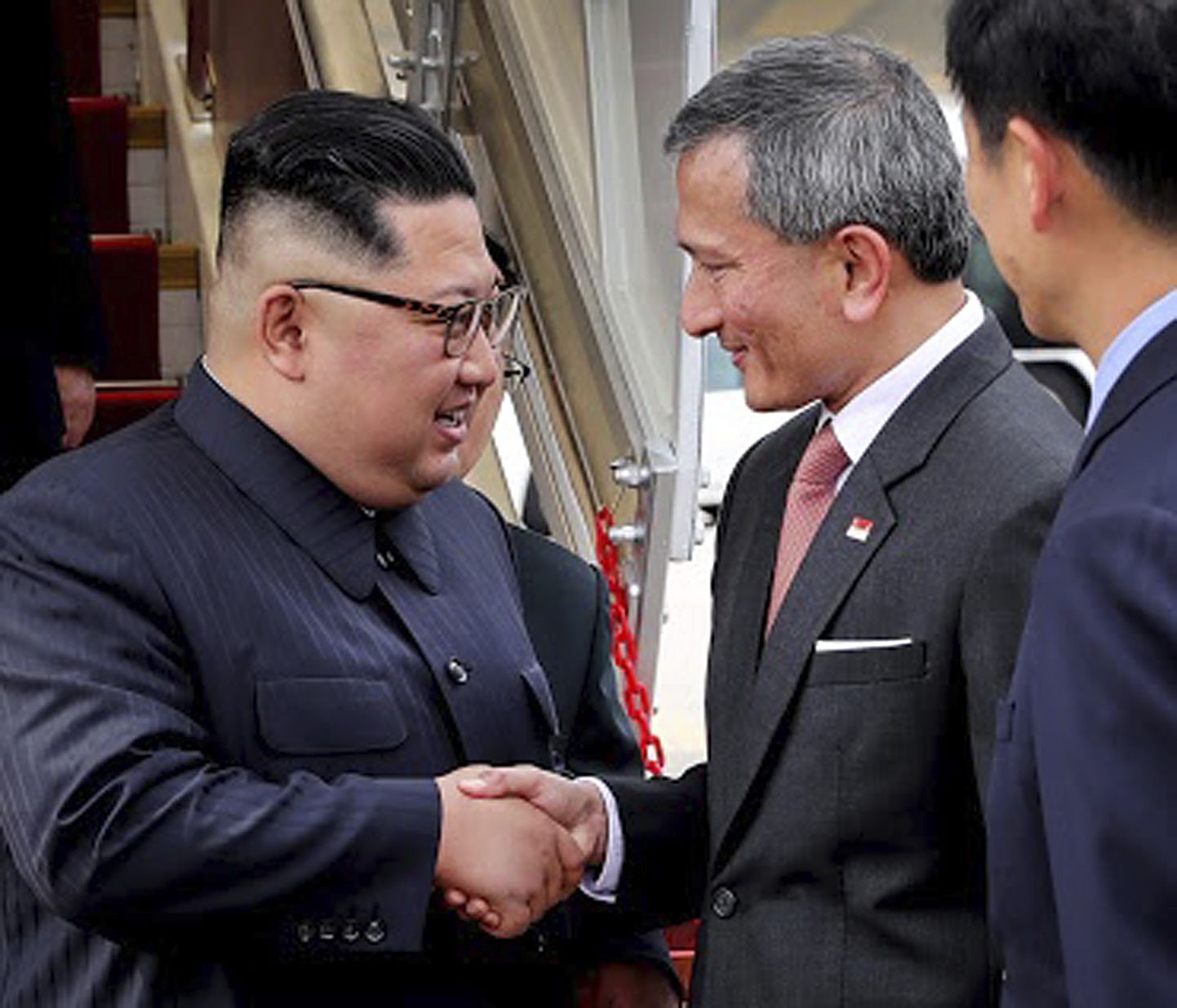 Ким Чен Ын и министр иностранных дел Сингапура Вивиан Балакришнан.