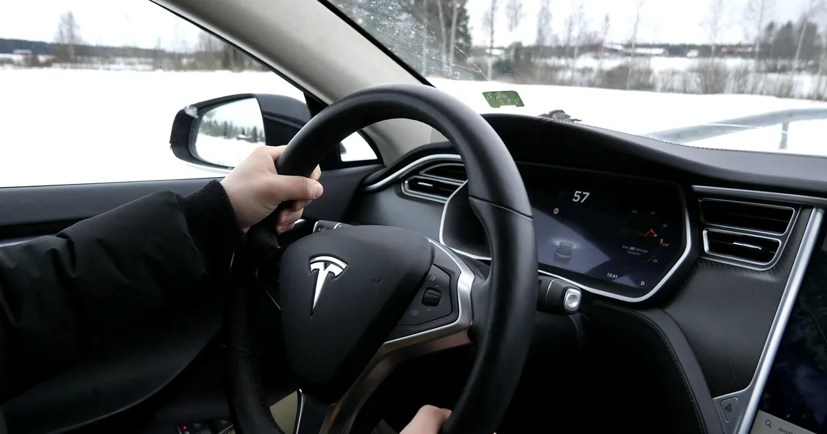 WSJ: Tesla maastur uurimise all: rool kukub küljest