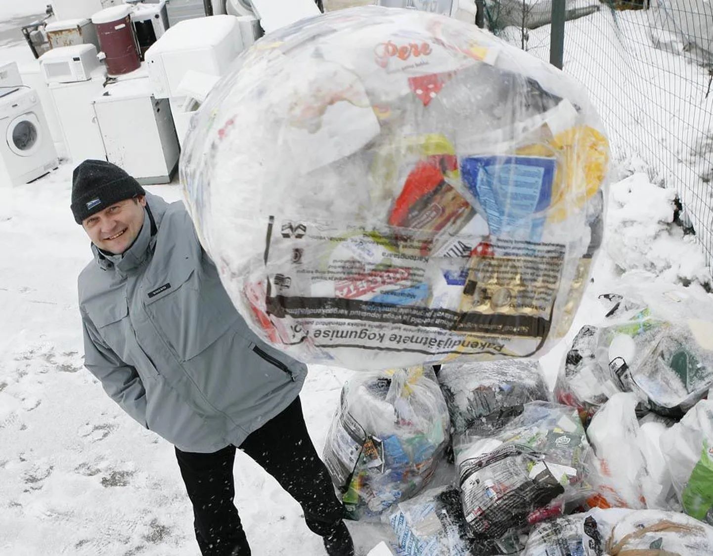 Cleanaway Lääne regiooni juhataja Jaan Viljas viibutas fotograafile näitamiseks nõuetekohaselt täidetud pakendikotti.