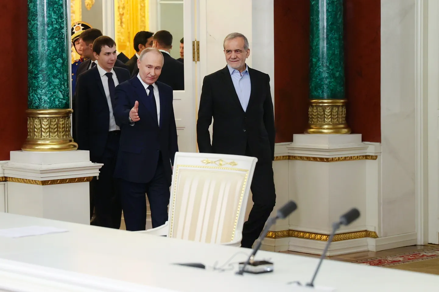 Venemaa president Vladimir Putin ja Iraani president Masoud Pezeshkian saabuvad Kremlis strateegilise partnerluse lepingu allkirjastamise tseremooniale.