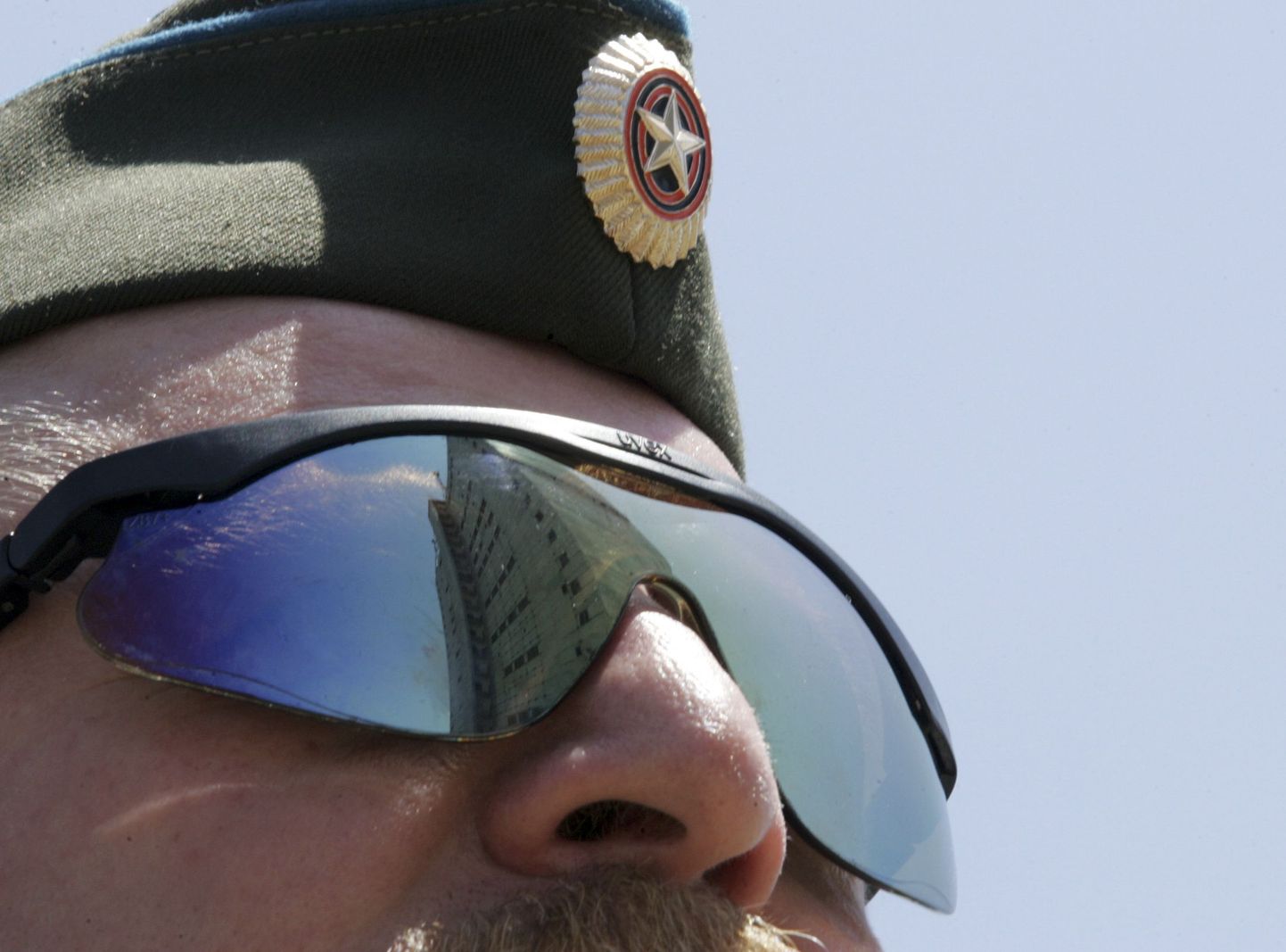 Vene ohvitseri päikeseprillidelt peegeldub Qabala radarijaam Aserbaidžaanis.