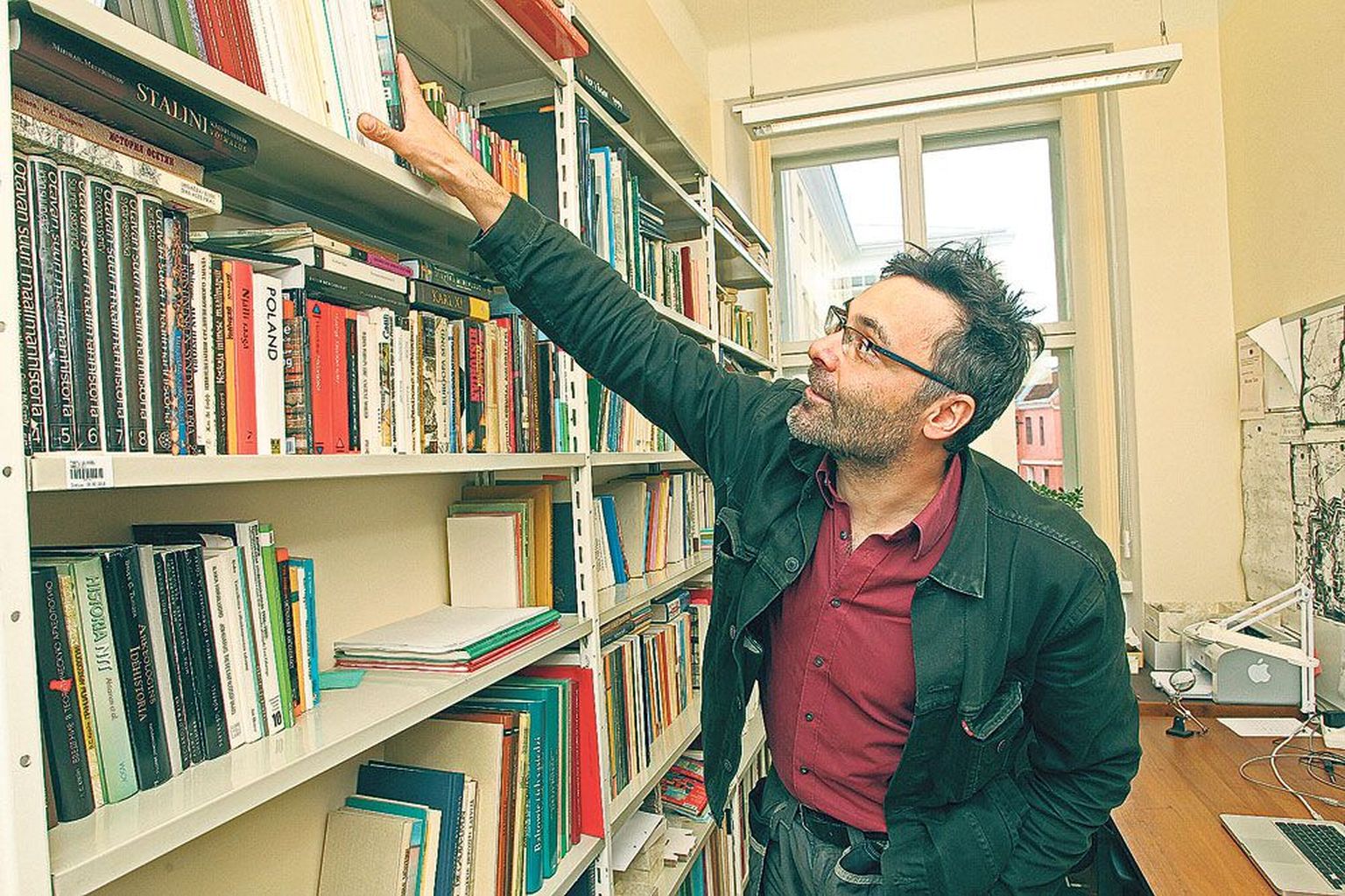 Tartu ülikooli arheoloogia vanemteaduri Andres Tvauri (43) kabineti seinu katavad suuremas osas raamaturiiulid.