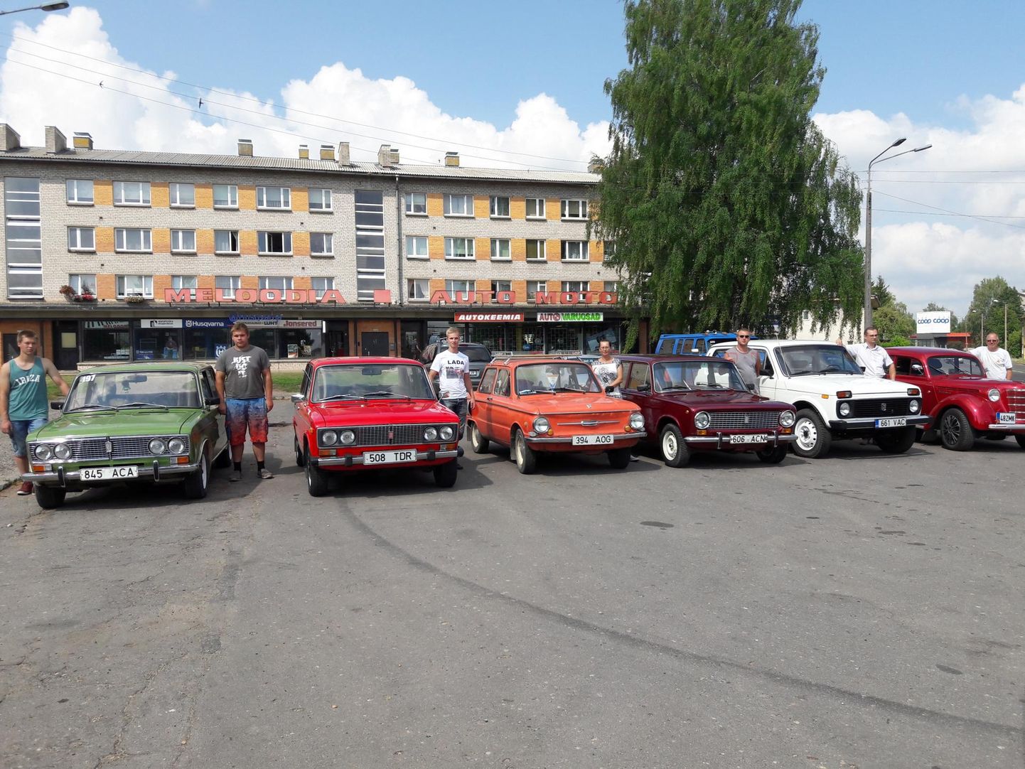 Vene masinad ja nende peremehed Paalalinnas Auto-Moto poe esises parklas. Valge Niva juures seisab grupi praegune eestvedaja Hans Partvei.