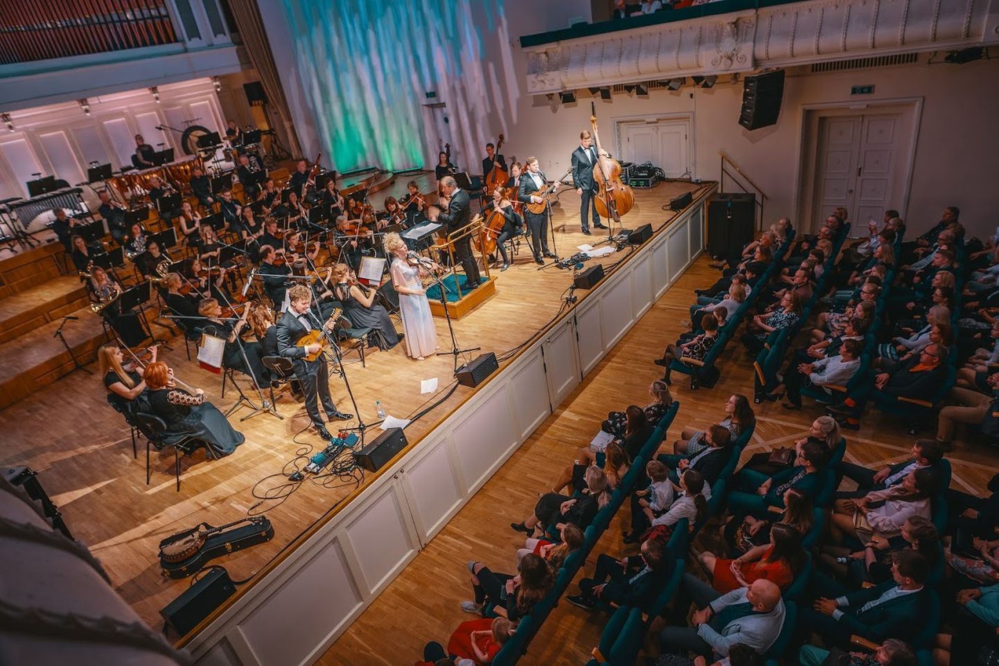 Ansambel Curly Strings andis kolmapäeval kontserdi Estonia kontserdisaalis koos sümfooniaorkestriga.