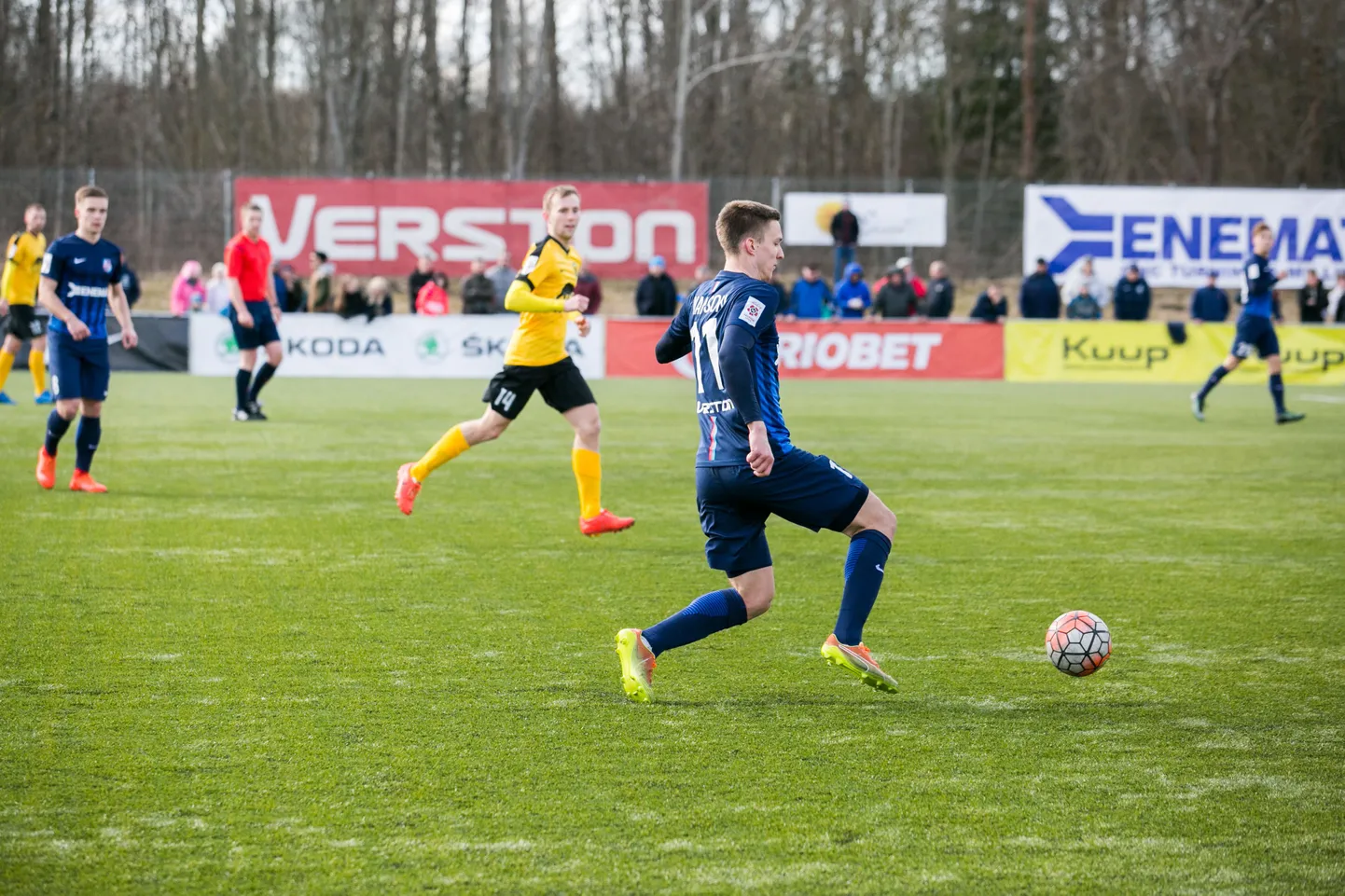 Paide Linnameeskonna mängija Henri Hanson (palliga) mängus Pärnu JK Vapruse vastu.