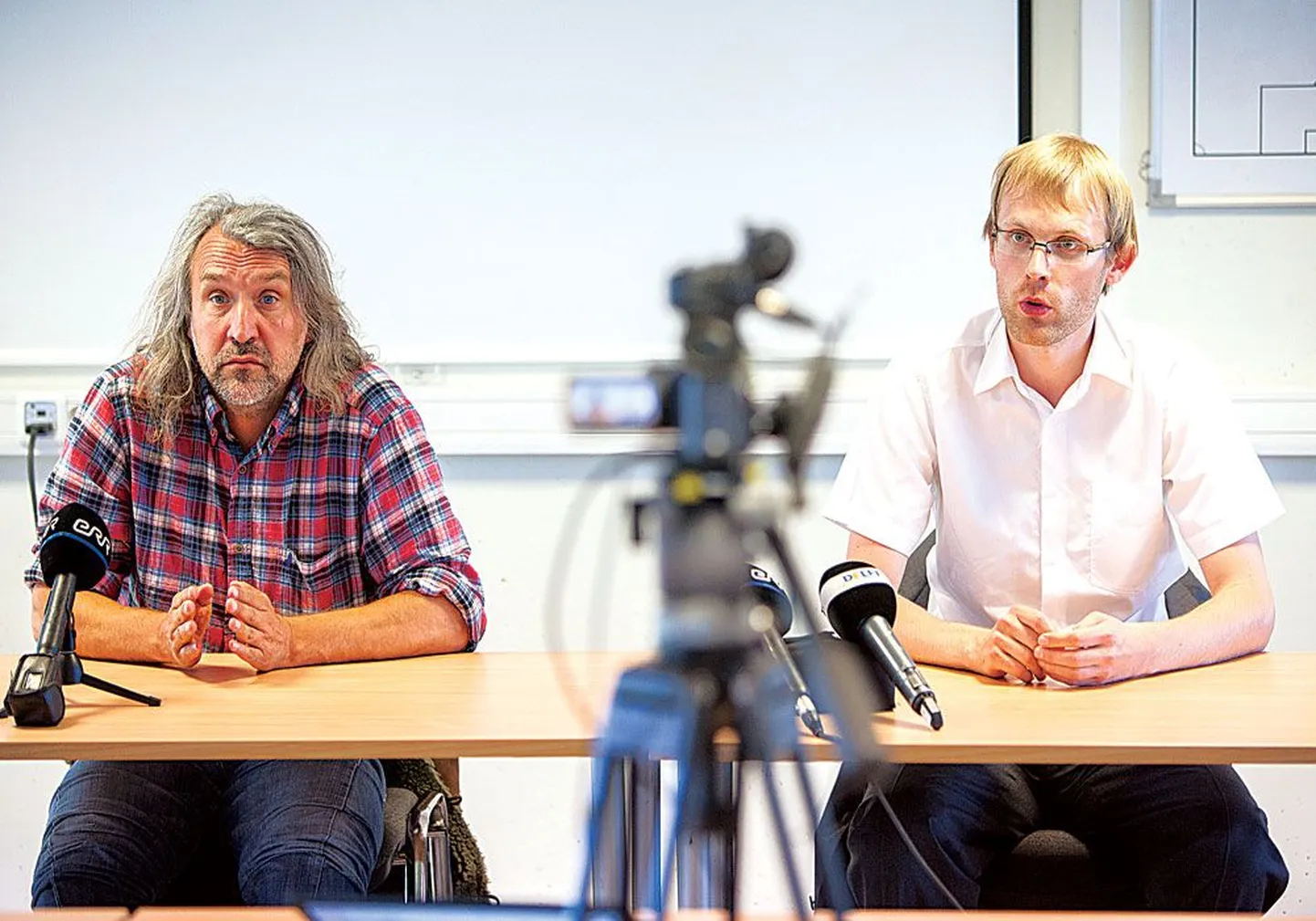 Eesti Jalgpalli Liidu president Aivar Pohlak ja pressišeff Mihkel Uiboleht annavad aru, mille alusel Elvis Liivamägi süüdi mõisteti.