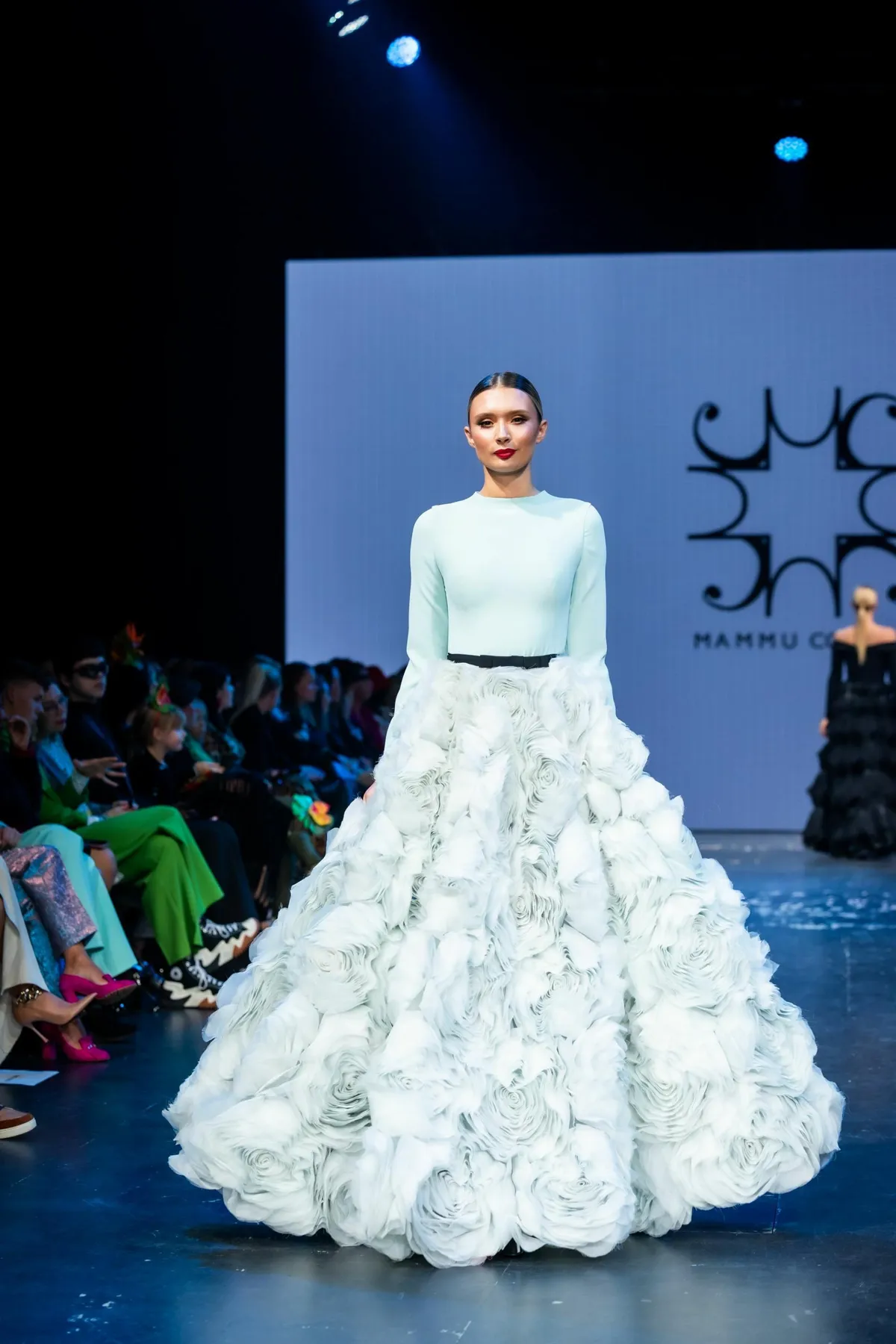 Mammu Couture’i disainer Maria Tammeorg tunnistas, et nii hullumeelselt suurt investeeringut, nagu vajas seekordne kollektsioon, ei olegi ta varem teinud. Miljonid käsitsi tikitud roosid ja ühekaupa peale õmmeldud rombid. Lummav!