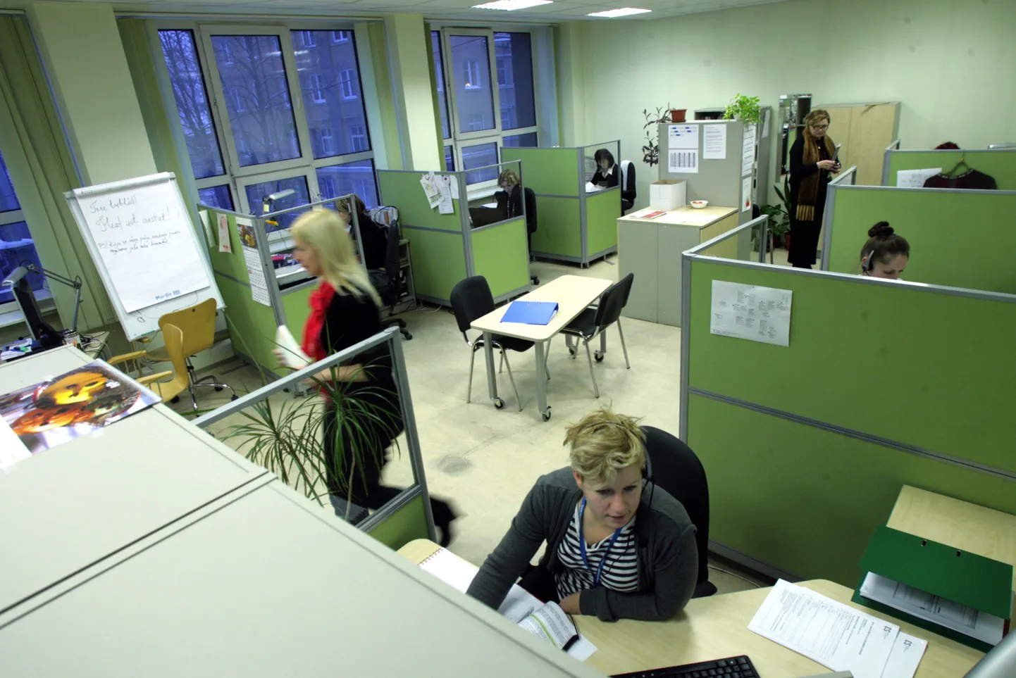 Rahvaloenduse infotelefoni saal. Esiplaanil  kliendikonsultant Anni Vahtras.