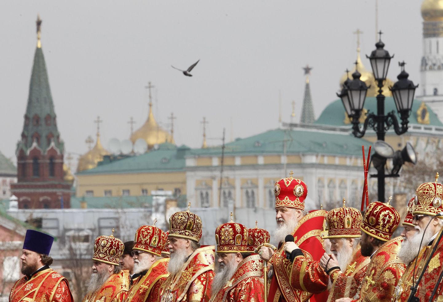 Moskva ja kogu Venemaa patriarh Kirill (paremalt viies) piiskopkonna keskel.