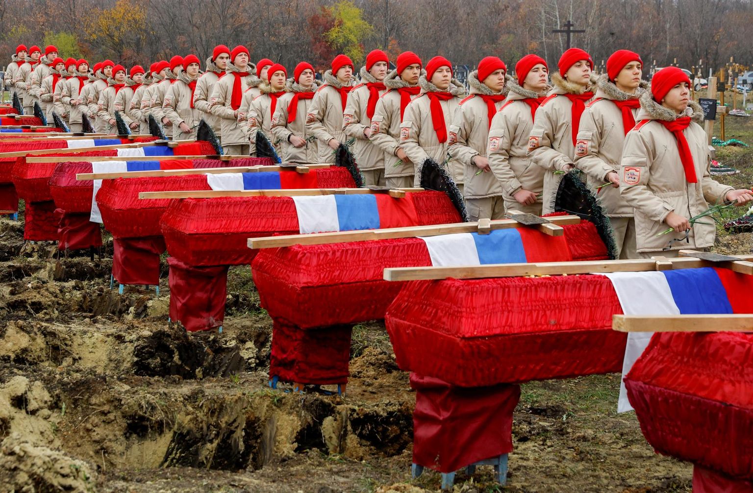 Tõenäoliselt on Ukrainas langenud Vene sõdurite hulk lehe ilmumise ajaks ületanud 90 000 piiri. Neljapäeva hommiku seisuga oli Ukraina relvajõudude andmetel sõjas oma elu jätnud 89 440 Vene sõdurit. Pildil 38 sõduri matused 11. novembril Venemaa okupeeritud Luhanski oblastis Ukrainas.