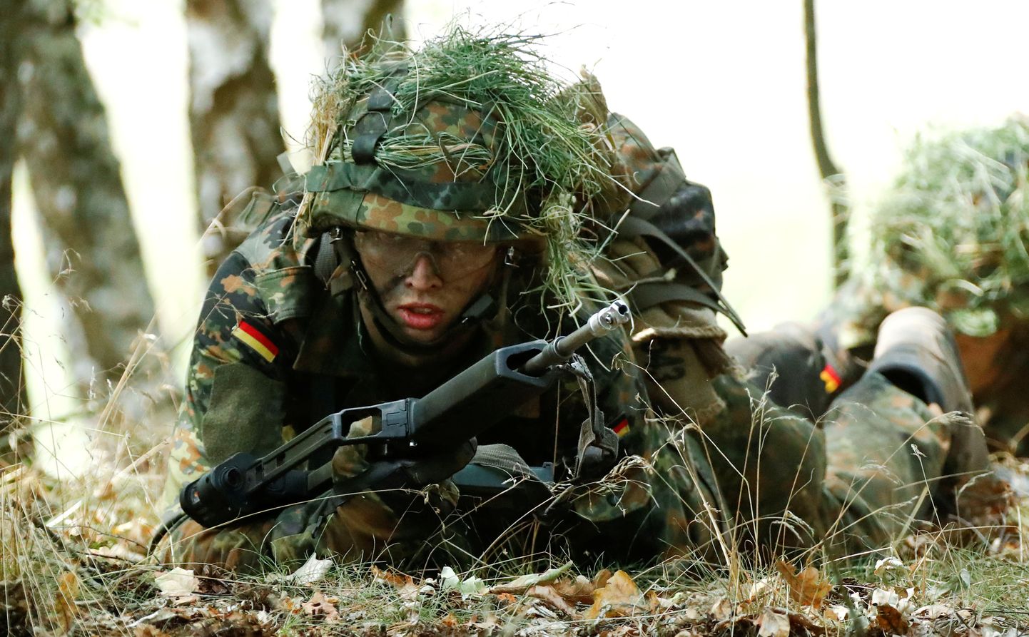 Saksa sõjaväelane õppusel.