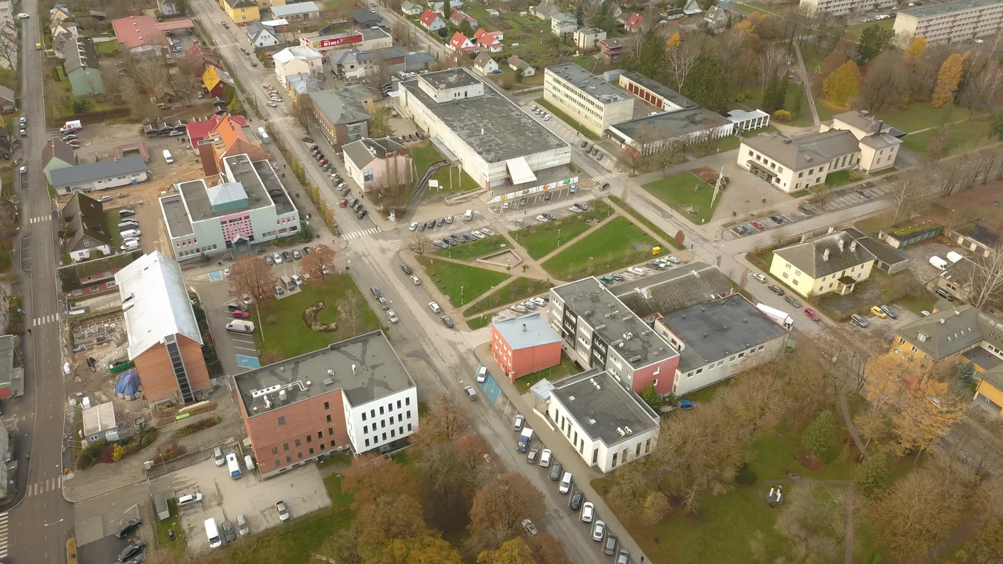 Jõgeva keskväljak, mis pidi juba ligi kaks aastat tagasi saama uue ilme. Sel nädalal selgus, et oodatud värskendust ei tule. Ka peab vald tagastama riigilt saadud miljon eurot.