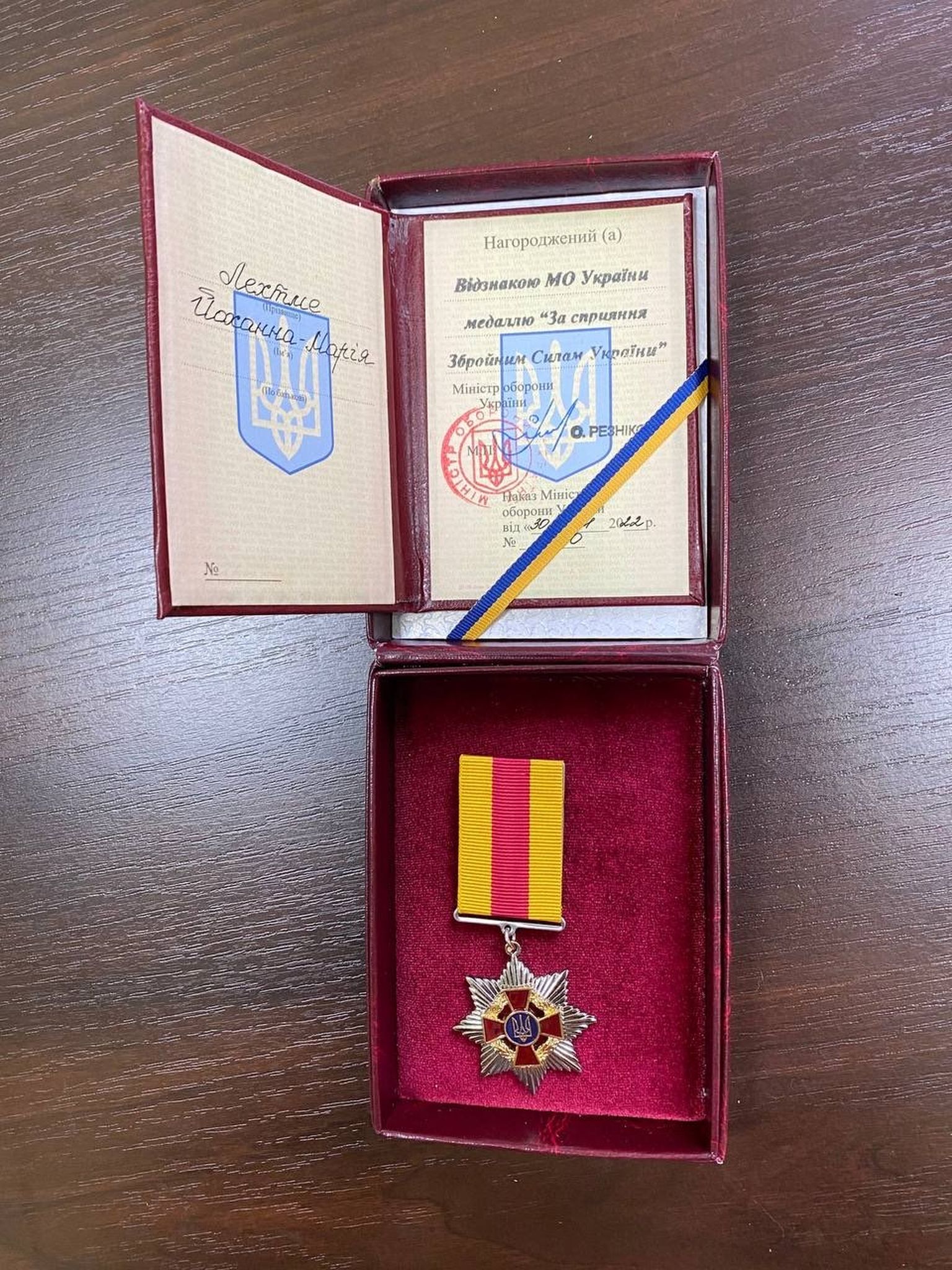 Вооруженные силы Украины вручили Йоханне-Марии Летме медаль за неустанную помощь.