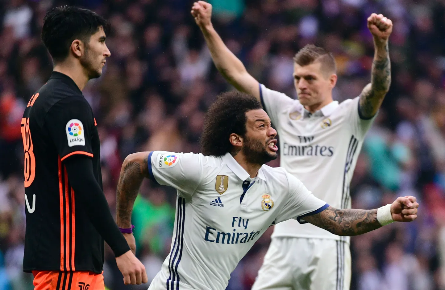 Marcelo (keskel) tähistamas võiduväravat.