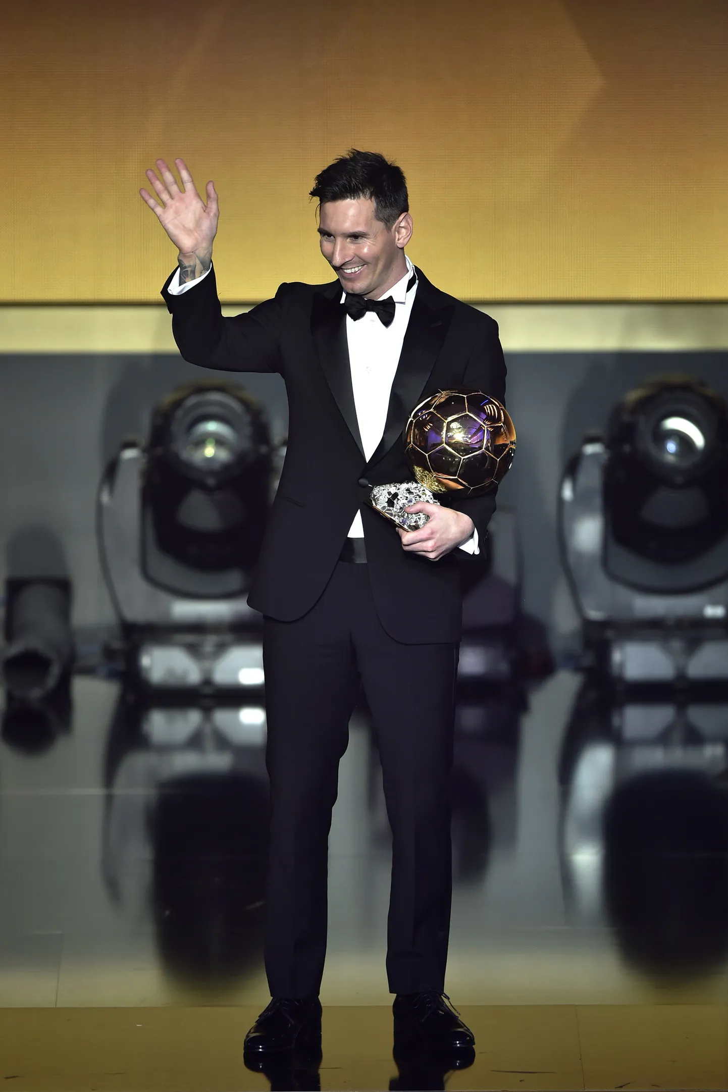 Лионель Месси с "Золотым мячом" по итогам 2015 года.