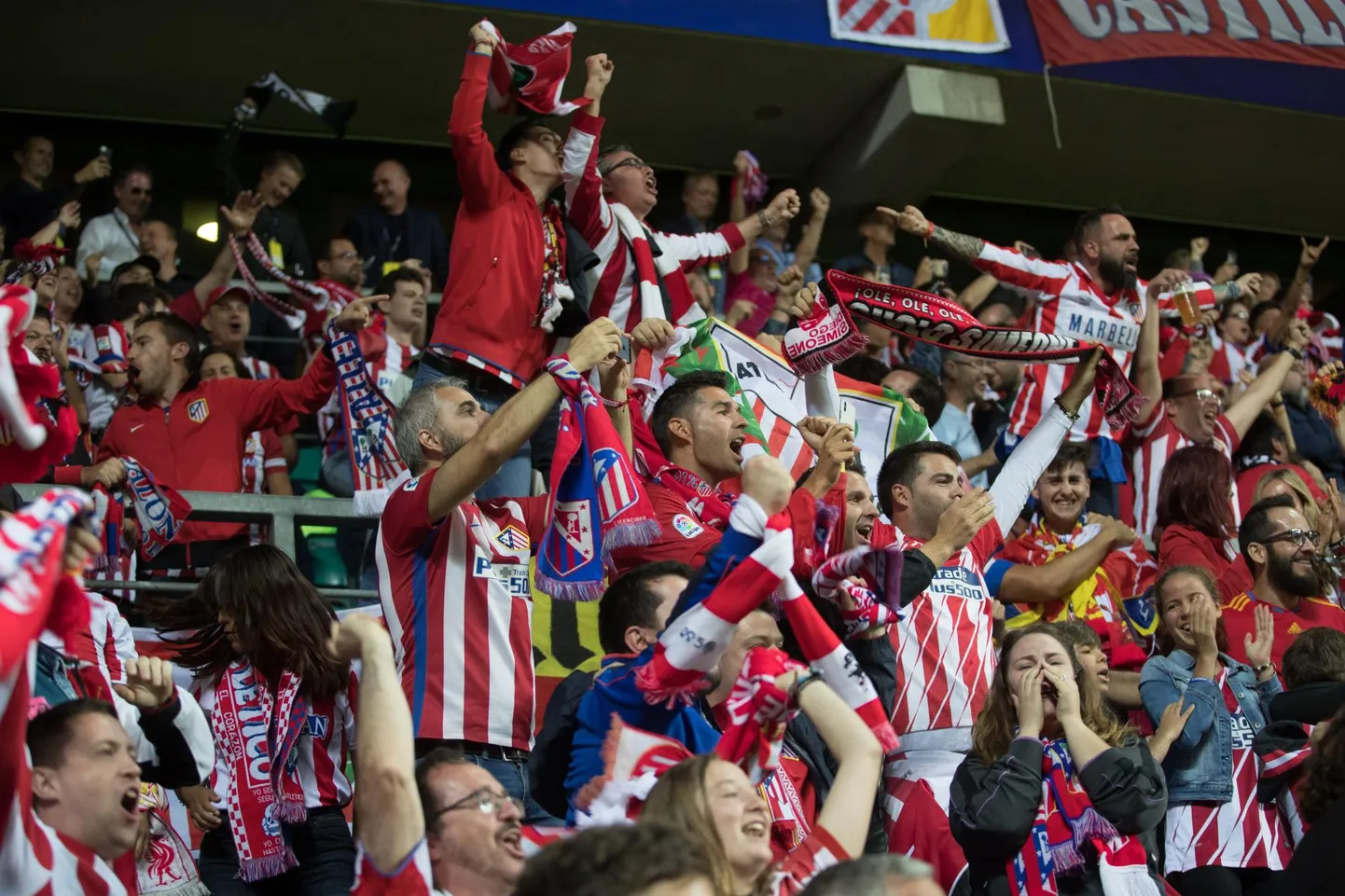 Atletico fännid on alati omadega ühes rütmis ja alati kogu ülejäänud maailma vastu. Pärast karika kättesaamist jäid mängijad fännide ette tantsu lööma, peatreener Diego Simeone tähistas aga võitu koos pisitütrega.