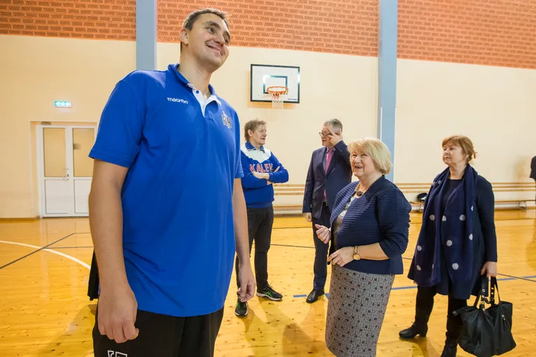 208cm pikkune endine Eesti koondise mängija Reinar Hallik asutas pärast profikarjääri lõppu kodumaakonnas omanimelise korvpallikooli.