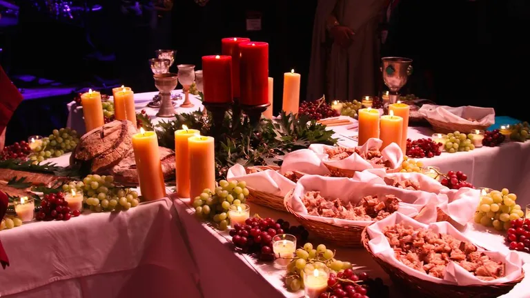 Мяса много, но не совсем в правильном виде. Плюс виноград - не слишком английский фрукт, и свечи слишком аккуратные, зато бокалы - правильные