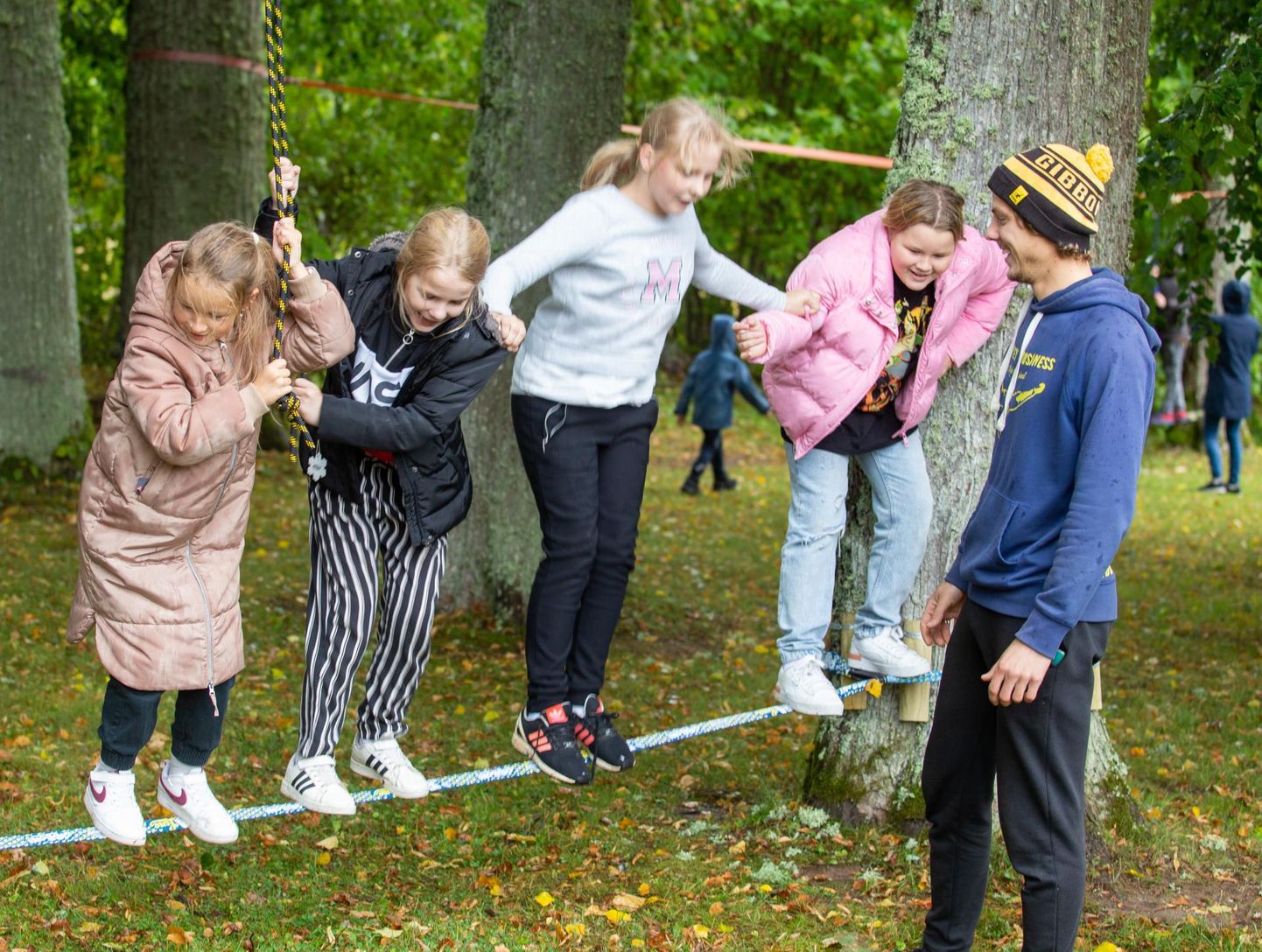 Halliste kooli õuele paigutati reedel tasakaaluliin. Samal päeval sai selle endale Kõpu kool ning septembris seatakse see üles 75 Eesti kooli juurde. Mullu on juba sama palju koole tasakaaluliini endale saanud. 