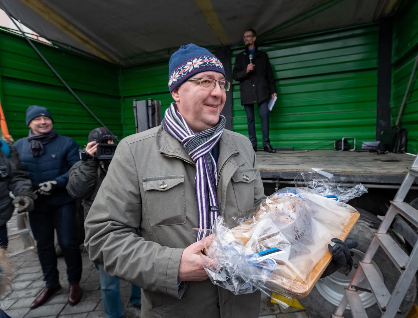 See pilt pärineb detsembrist, mil maaeluminister Arvo Aller andis aru põllumeestele, kes olid tulnud Toompeale meeleavaldusele.