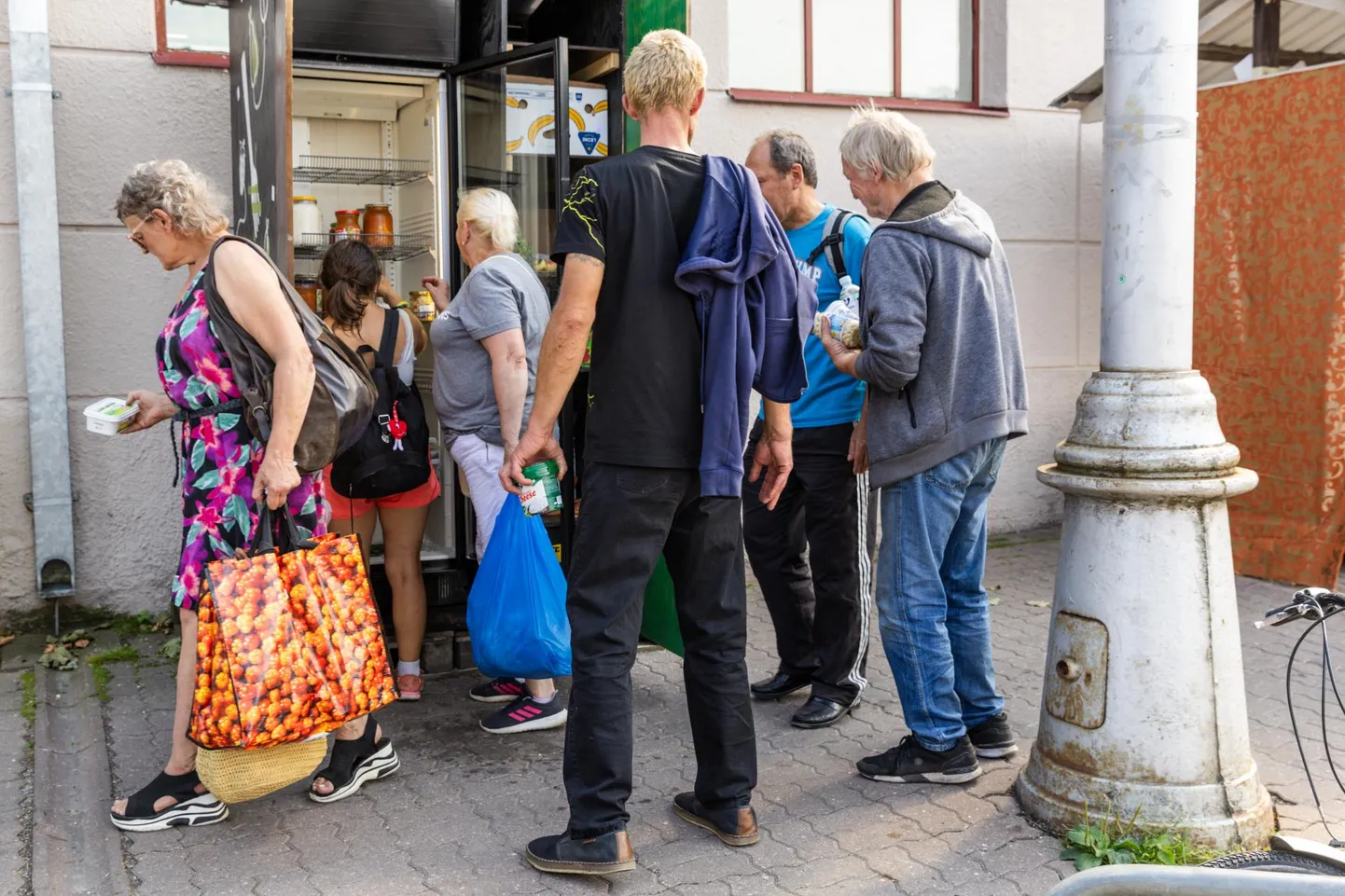 В среду волонтеры принесли в продуктовый шкаф возле здания рынка бутерброды, овощи, овощное рагу и многие другие продукты. Ко всему этому был проявлен большой интерес.