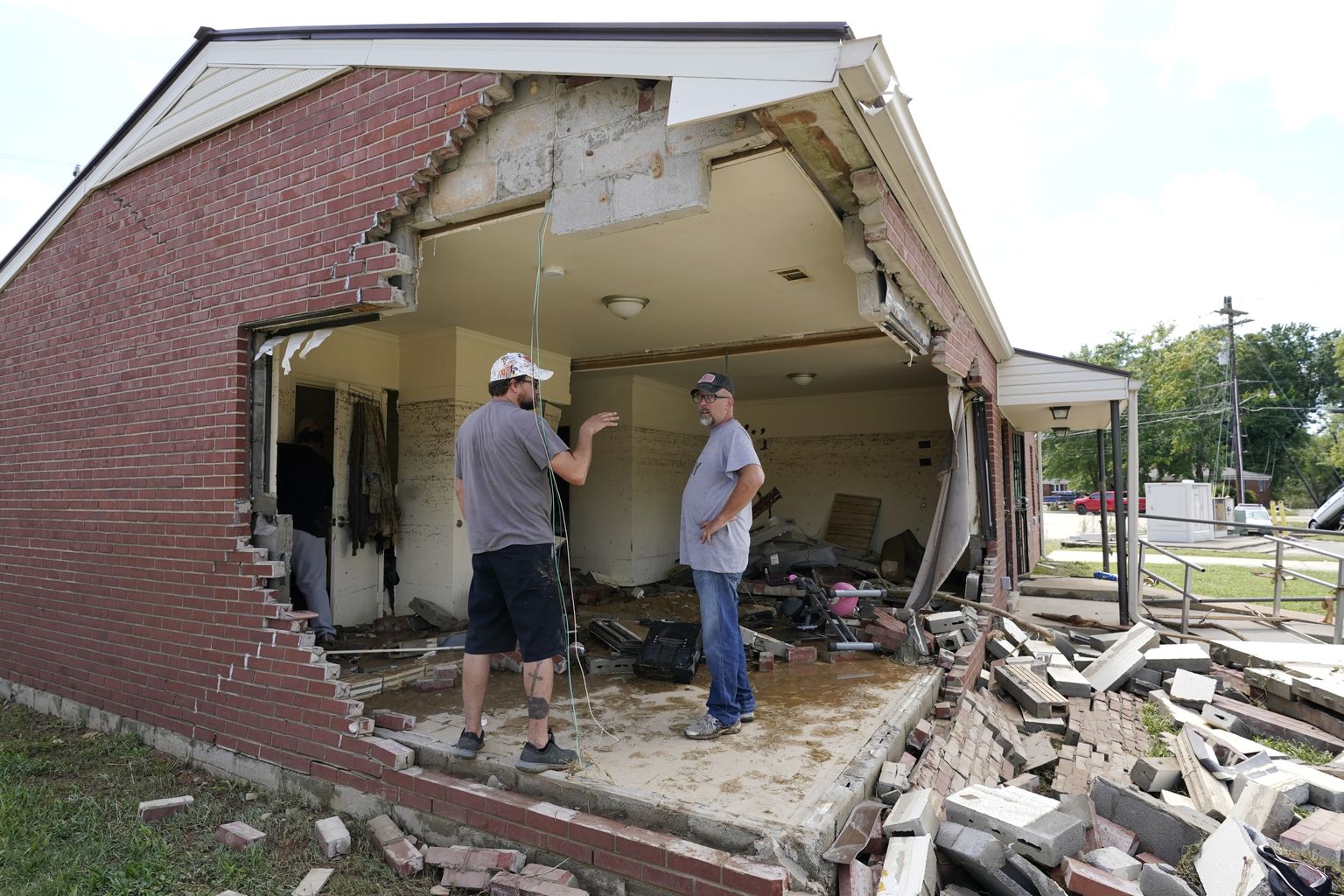 Tennessee Waverly majaomanik Brian Mitchell (paremal) koos sõbra Chris Hooveriga vaatamas oma maja, mis sai tulvavees kannatada