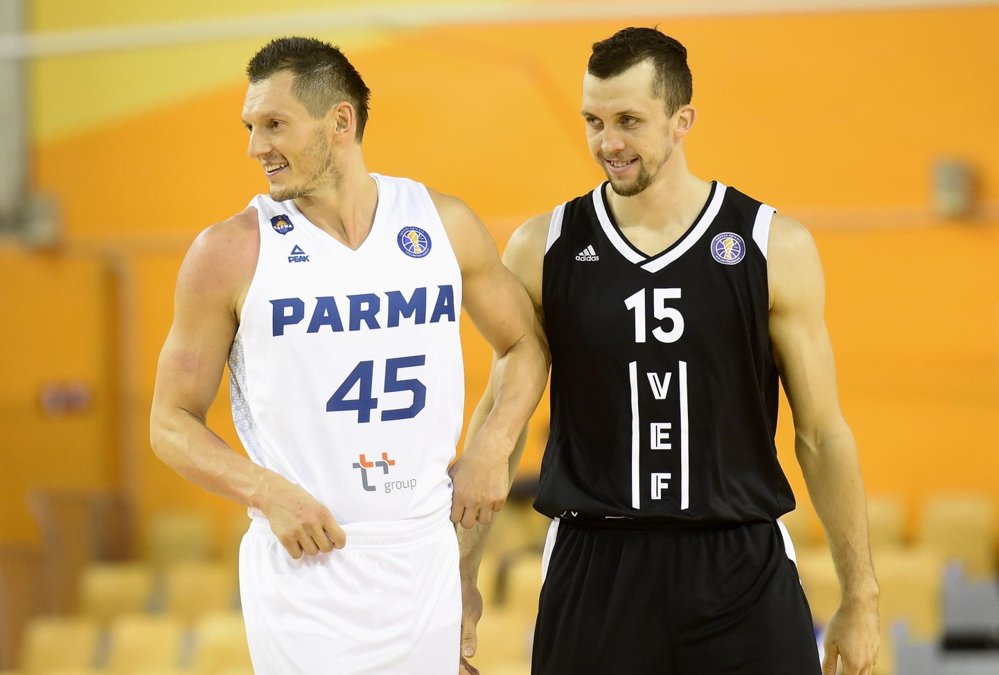 Permas "Parma" spēlētājs Jānis Blūms (nr.45, balts) un "VEF Rīga" spēlētājs Artis Ate (nr.15, melns) VTB Vienotās līgas spēlē basketbolā "Elektrum" Olimpiskajā centrā, kurā tiekas "VEF Rīga" un Permas "Parma" komandas.