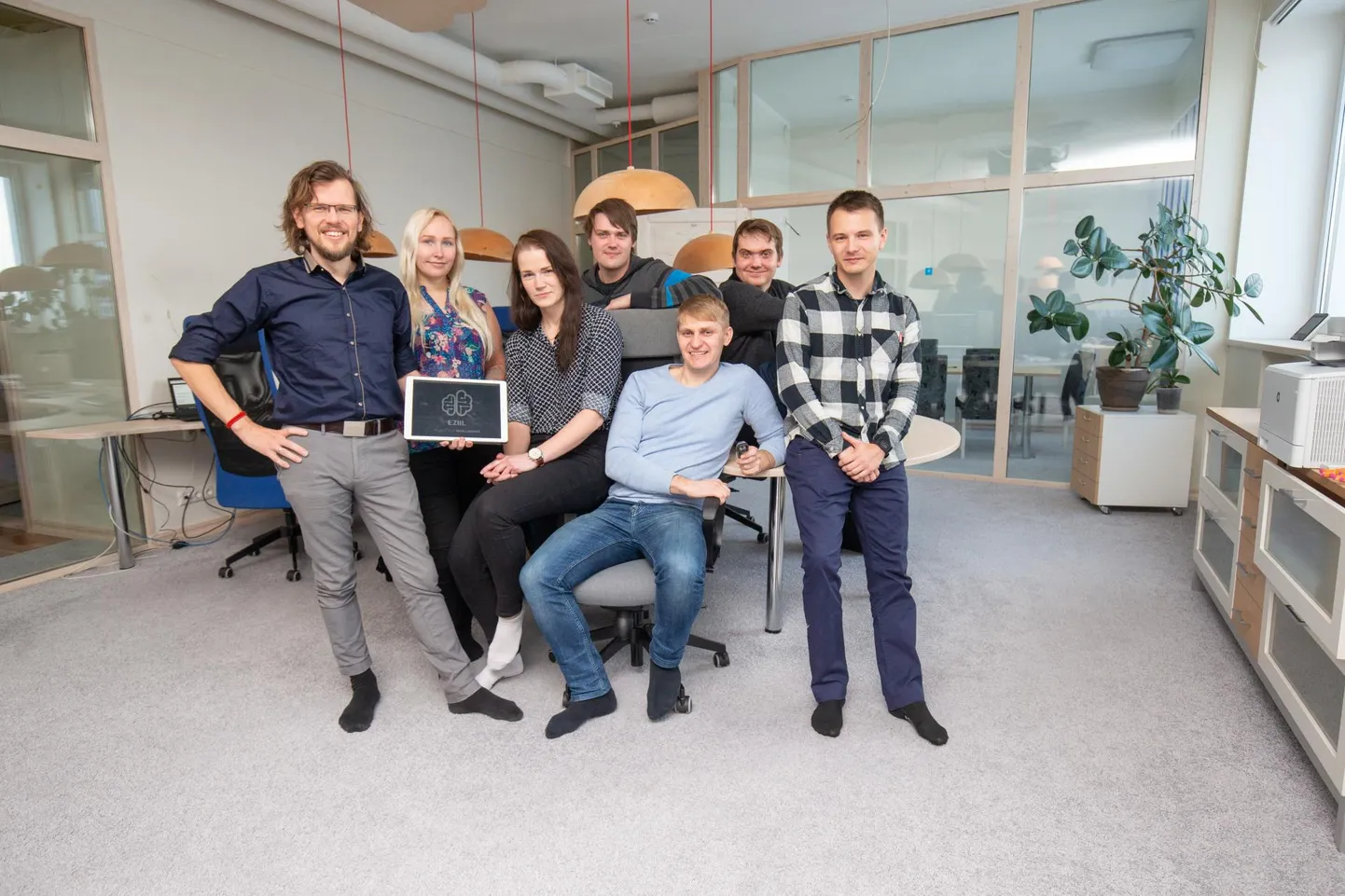 Eziili meeskond on oma hubases kontoris sokkide väel, sest väljast tulev prügi ja praht peab jääma kontoriukse taha. Vasakult esimene on ettevõtte juht Maido Janke.