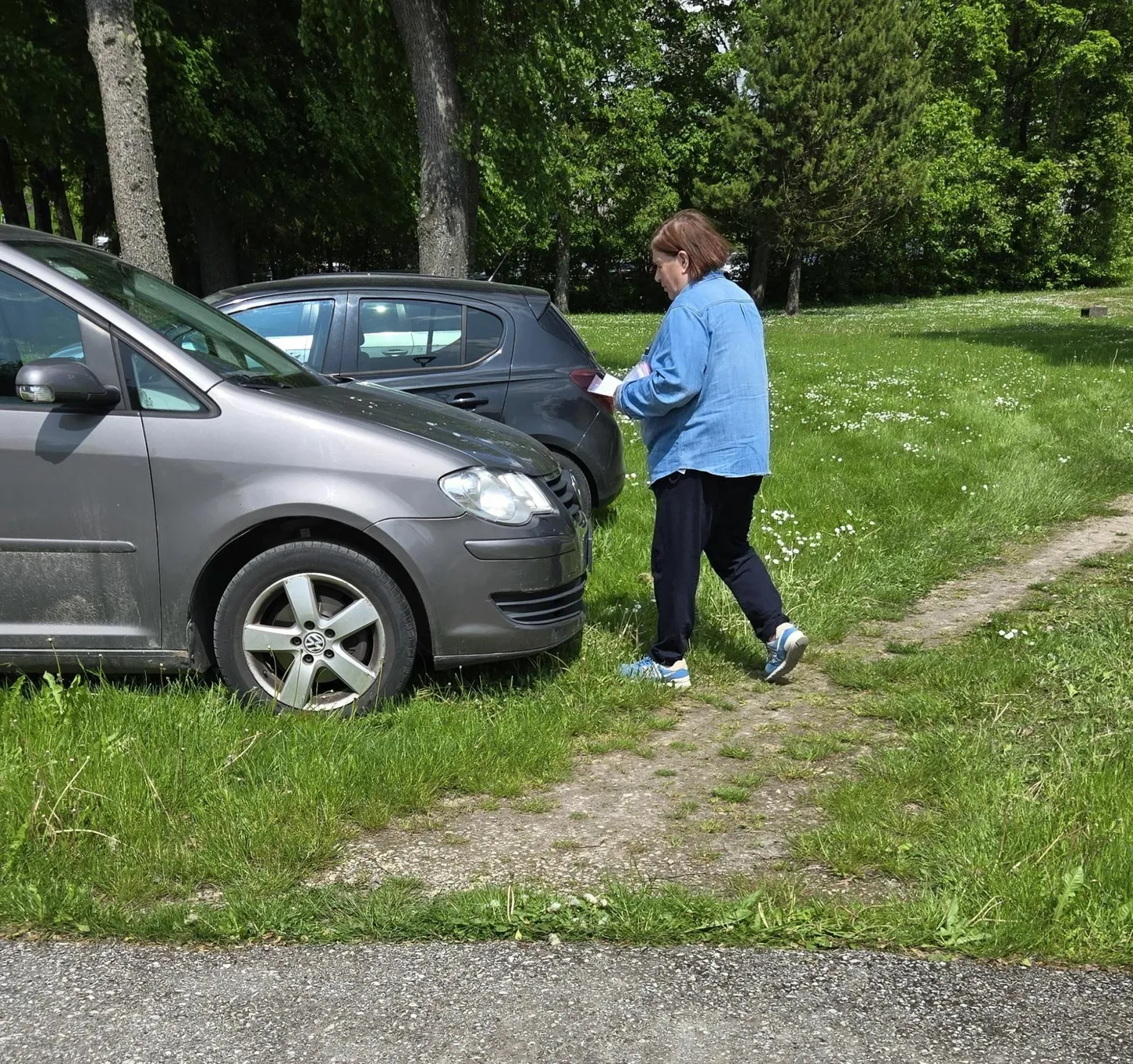 Viljandis parkimise kontrollija töötas ka laupäeval ning trahvis autojuhte, kes olid oma sõiduki lauluväljaku kõrvale haljasalale jätnud.