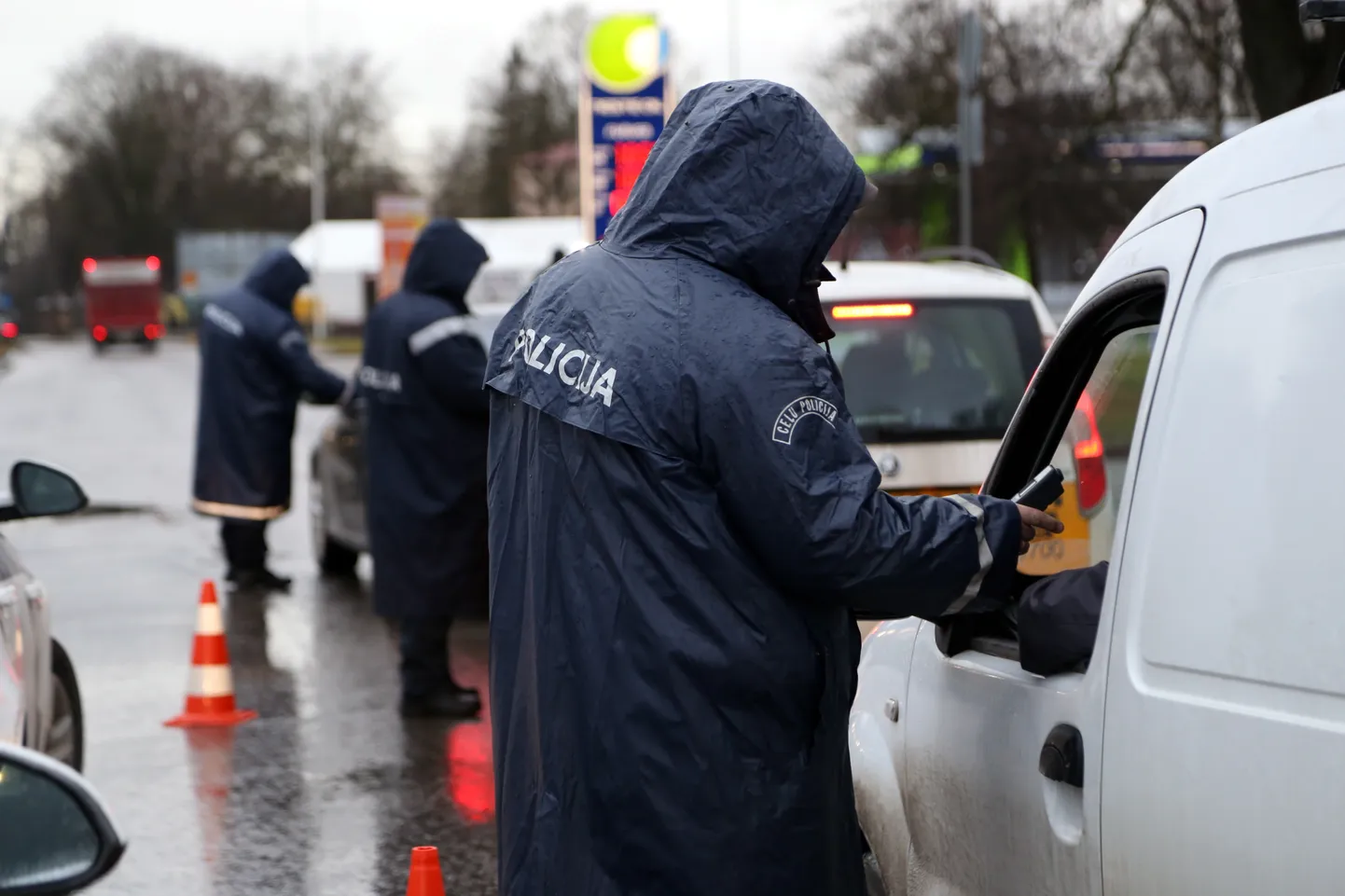Дорожная полиция проводит тест на алкоголь