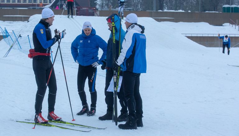 Meeskond Borealis/PSJJ koosseisus (vasakult) Peeter Kümmel, Timo Simonlatser, Priit Pullerits ja Jaanus Laidvee enne Tartu teatemaratoni starti koosolekul.