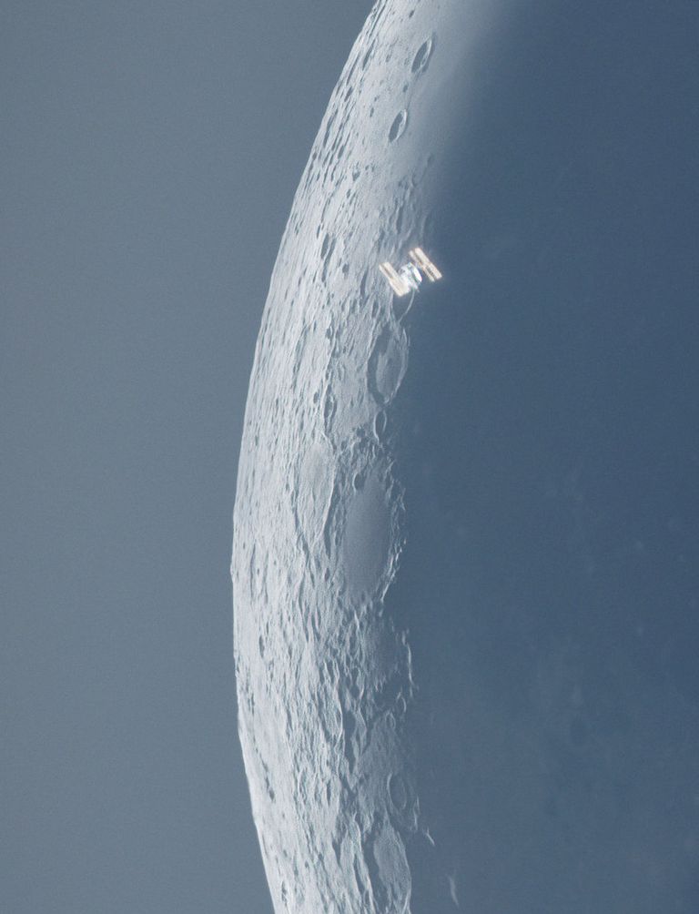 Andrew McCarthy foto Rahvusvahelisest kosmosejaamast (ISS) Kuu taustal