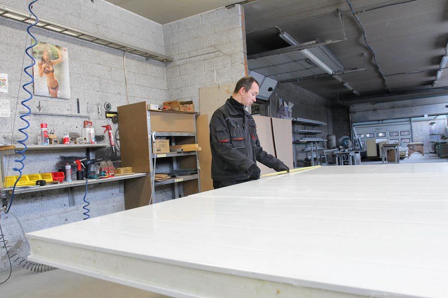 Külmkambrite uste tootmine on osaühingus Kinema alles algusjärgus. Ettevõtte Viljandi tehase töötaja Heiko Pikkor mõõtis eile ühte esimest ukselehte.