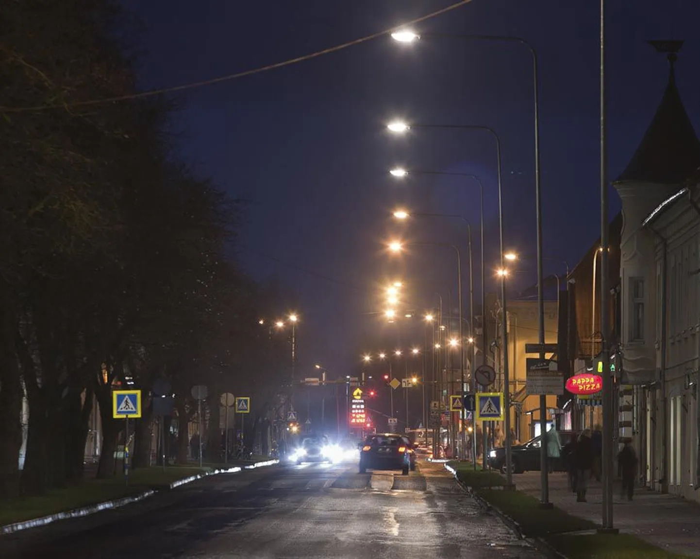 Viljandi tänavavalgustus käib nagu pingpongipall linnavalitsuse ja veefirma vahel. 2010. aastal müüs linn Veevärgile ning tänavu ostis selle tagasi. Nüüd müüakse see