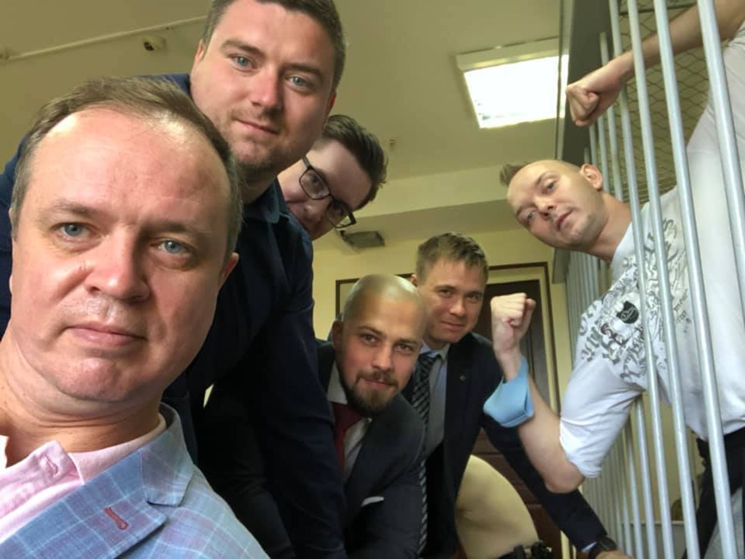 Адвокат Иван Павлов (слева) и другие адвокаты журналиста Ивана Сафронова (справа в клетке) в суде в 2020 году.
