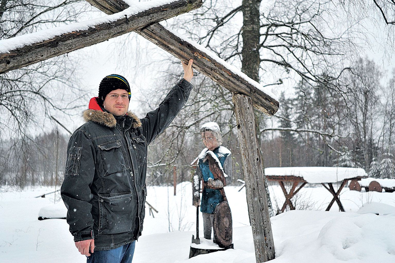 Hannes Soosaar seisab Kalevipoja teemapargi väravas. Siit peaks alguse saama ka liikumispuudega inimeste matkarada.
