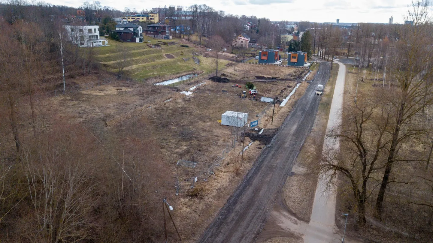 Kui ühel pool Ujula tänavat ehitustööd käivad, siis teise poole krundid vahetasid alles hiljuti 1,5 miljoni euro eest omanikku, need krundid ostis oksjonil firma Aqua Marina.