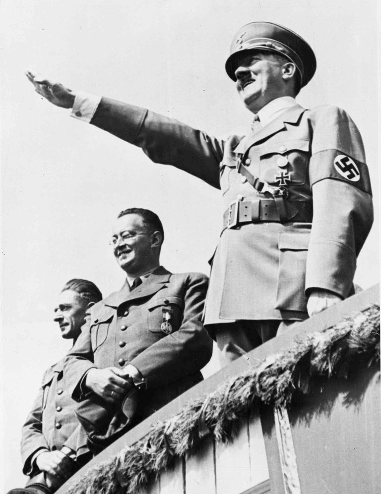 Ādolfs Hitlers "Hugo Boss" radītajā uniformā