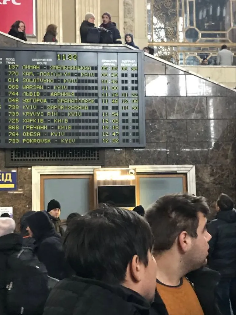 Расписание поездов на вокзале Киева.