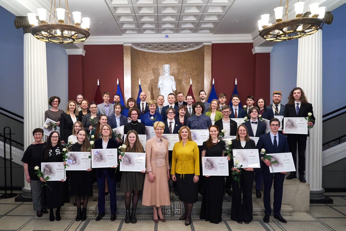 Par augstiem mācību sasniegumiem apbalvoti izcilākie Latvijas jaunieši un viņu pedagogi
