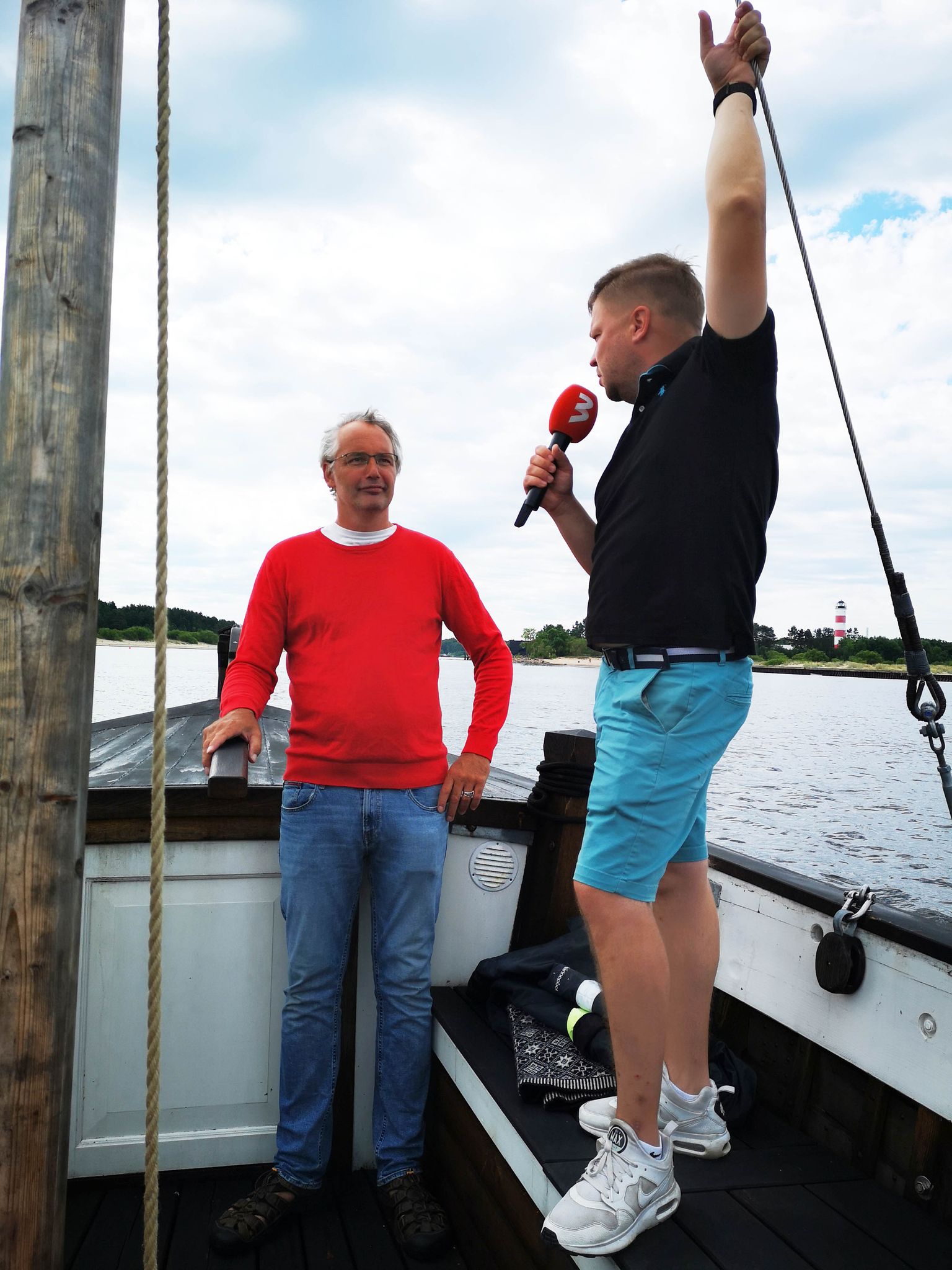 TV3 reporter Erkki Sarapuu intervjueerib Narva-Jõesuu sadamast välja sõites puulaeva Tütarsaare Aino kaptenit Ilmar Tamme.