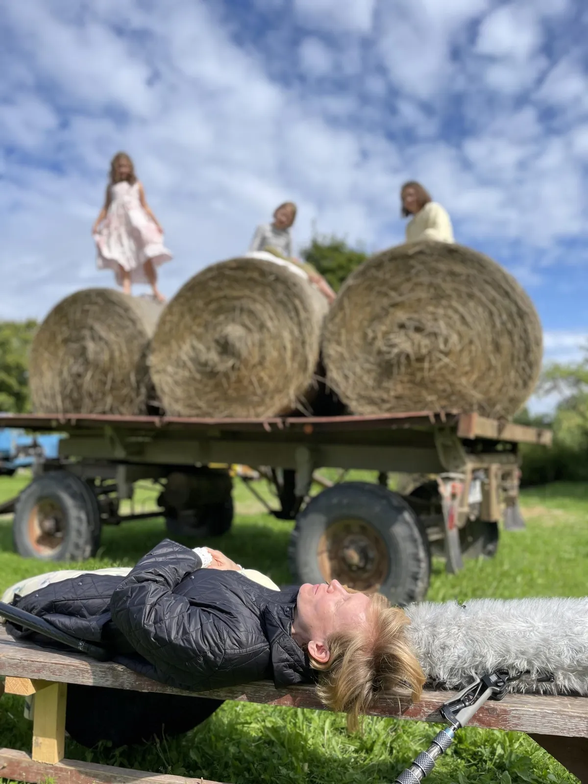Filmimine vaheldub puhkamisega. Perenaine Laine rollis üles astuv Maarja Jakobson saab hetkeks hinge tõmmata.