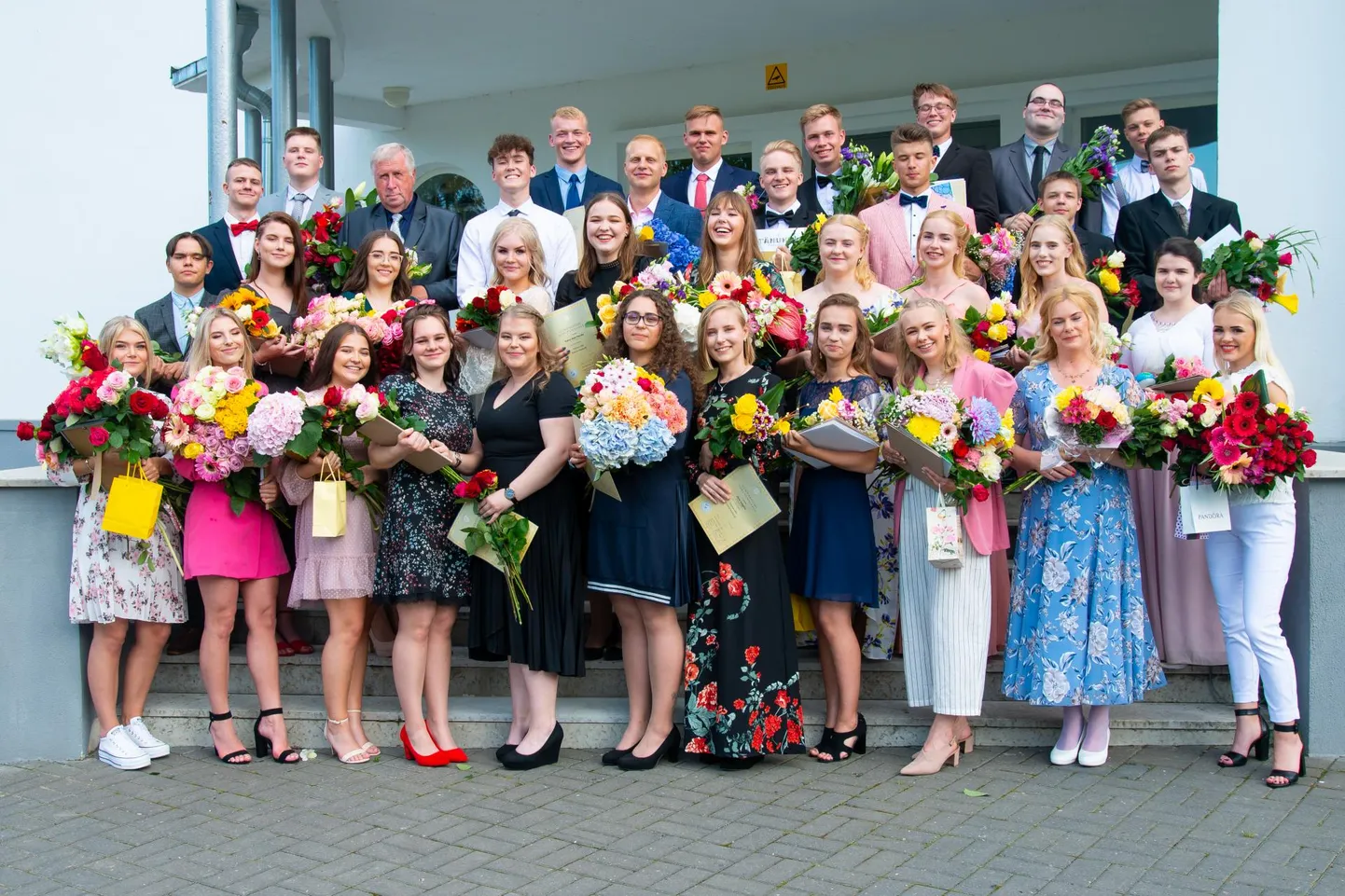 Kadrina keskkooli 60. lennu noored näitavad, et üks on kindel ka koroonaajal. 2020. aasta lõpetajate foto on ikka selline, et lõpetajad on üksteise kõrval reas.