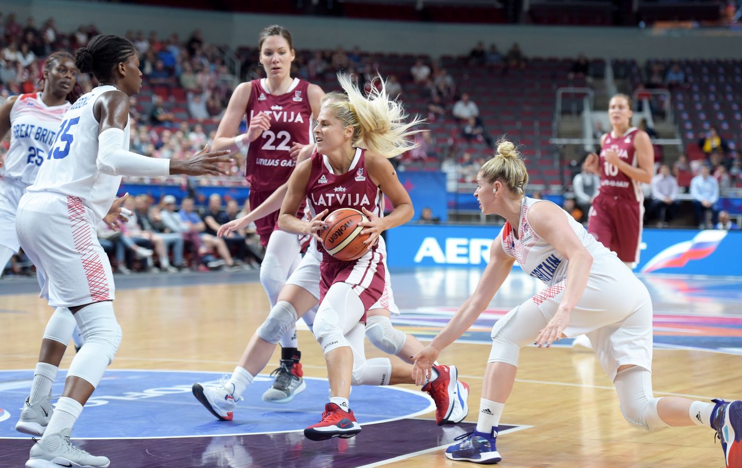 Latvijas dāmu basketbola izlase cīņā pret Lielbritāniju.