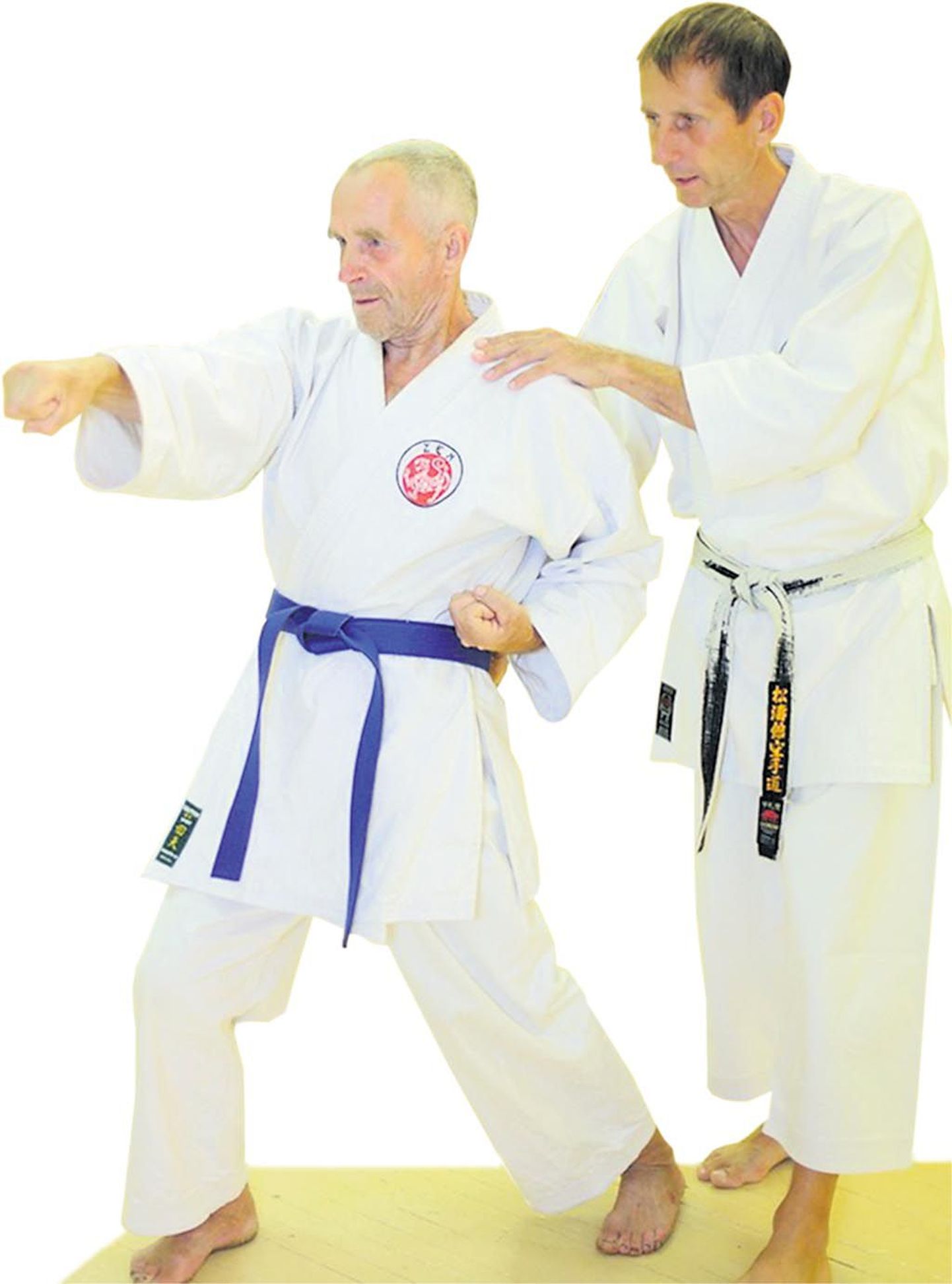 Karateklubi Zen peainstruktor Teet Jüring (paremal) sätib Eesti vanima karateka Heino Tsirbitalo asendit.
