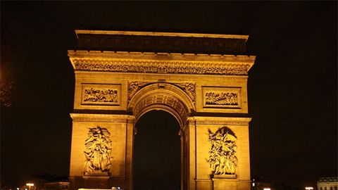 Parīzē pie Triumfa arkas sašauts ar nazi bruņots vīrietis