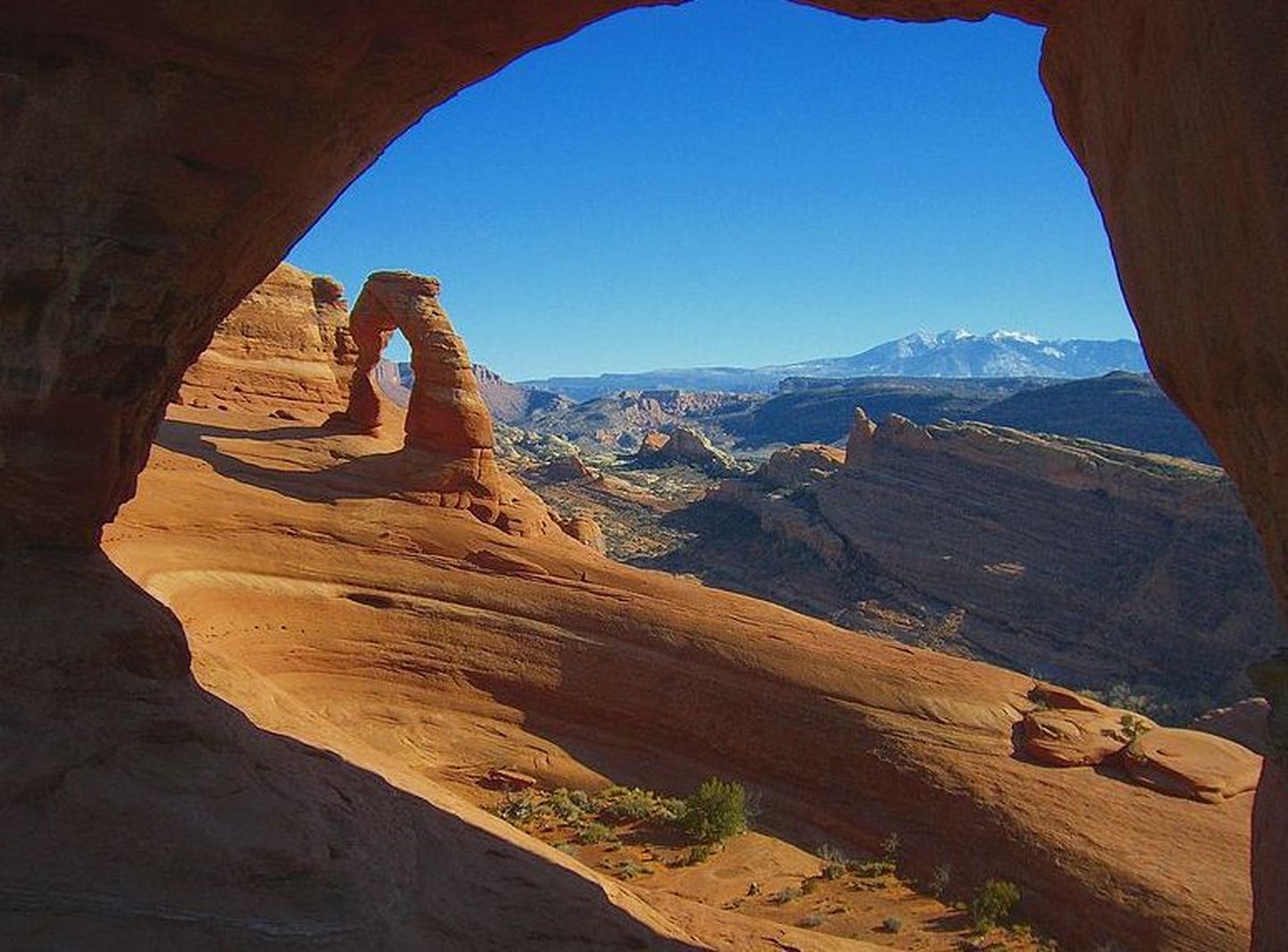 Ameeriklase Daniel Suelo põhikoduks on Utah` osariigis Archesi rahvuspargis asuv koobas, mille pikkus on 60 meetrit ning kõrgus 15 meetrit