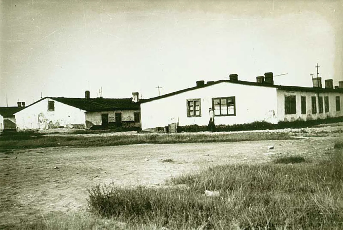 Endine sõjavangilaager 1955. aastal, kui selle barakid ja abihooned olid muudetud elumajadeks. Kohaliku legendi järgi pandi neisse majadesse elama selle laagri kunagised valvurid ja nende pered.